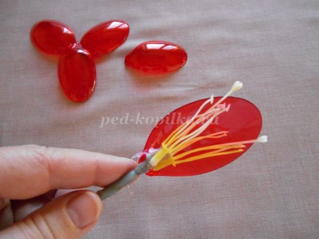 ​Красные тюльпаны из пластиковых ложек: часть 1