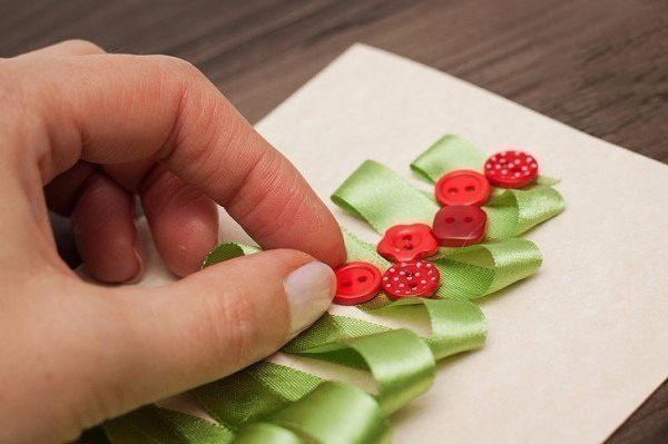 Ёлочка из ленты и пуговиц Ёлочка из ленты и пуговиц