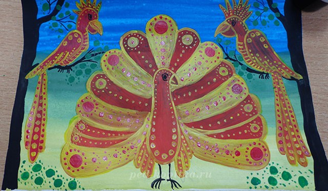 Попугаи и павлин