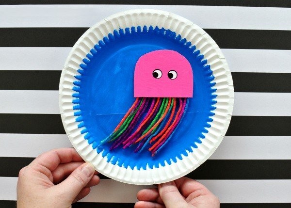 ​Медуза на одноразовой тарелке