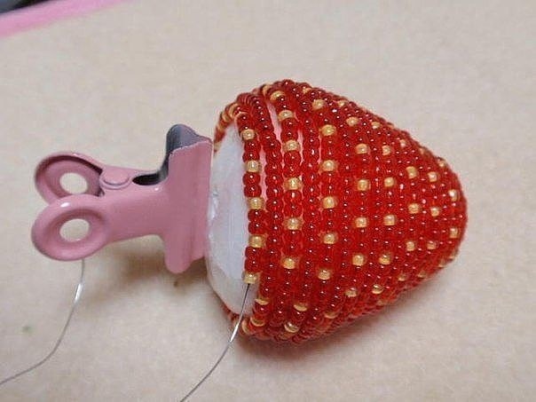 Клубничка из бисера Клубничка из бисера