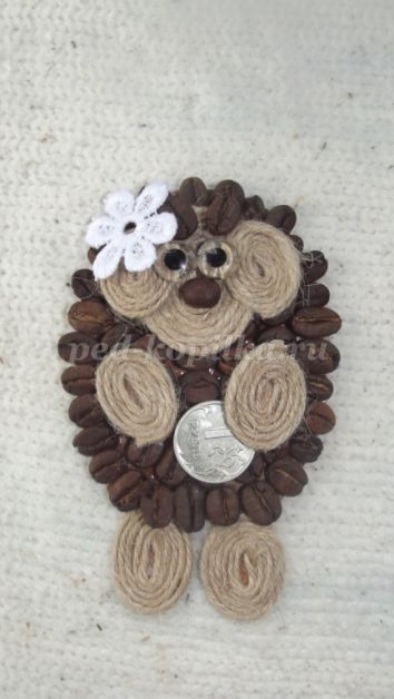 ​Магнит "Овечка" из кофейных зерен детскими руками: часть 2