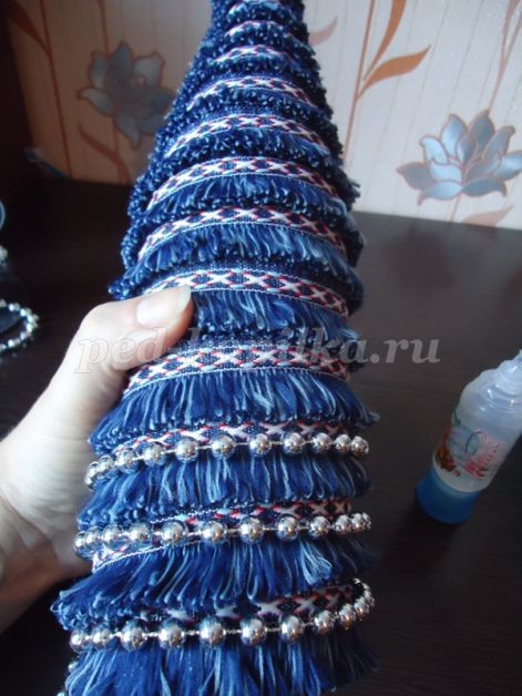 Новогодняя ёлка из бросового материала: часть 2