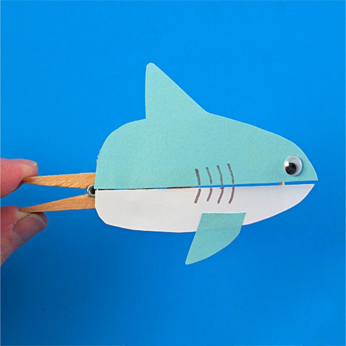 ​Поделка из картона и прищепки "Акула"