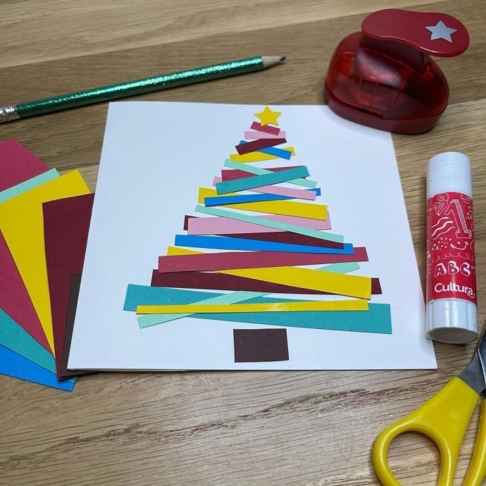 Ёлочка из цветных бумажных полосок