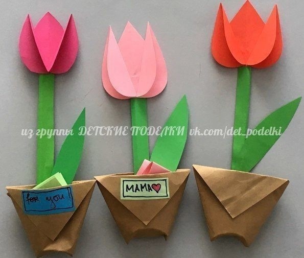 Разноцветные тюльпаны в бумажном стаканчике