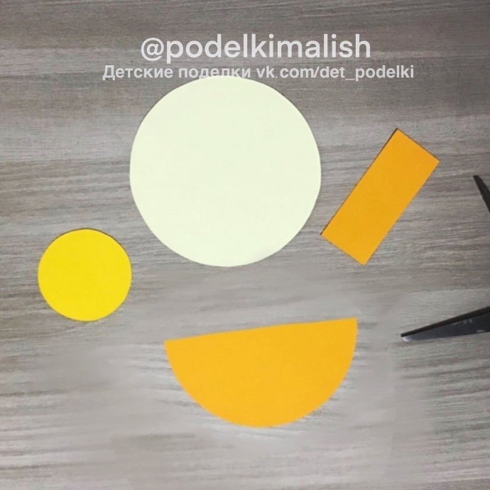 Птичка высиживает птенчиков Птичка высиживает птенчиков