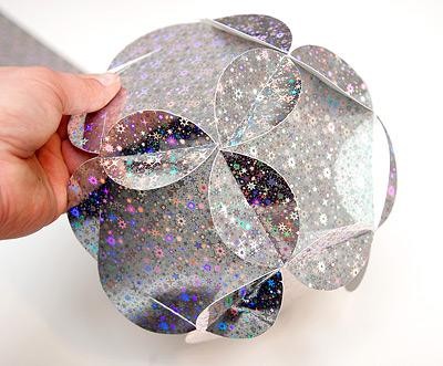 ​Новогодний шар из плотной бумаги с голографическим покрытием