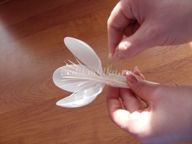 Подснежники из одноразовых ложек: часть 1