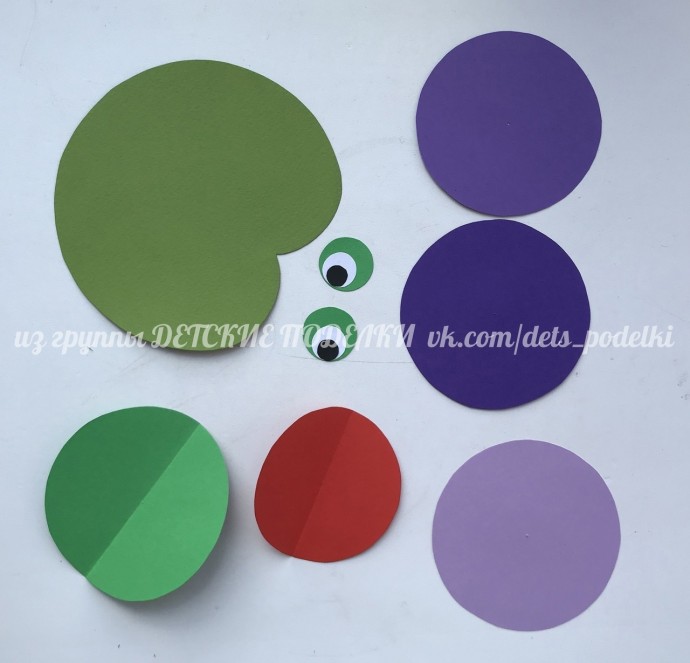 ​Стрекоза и лягушка на кувшинке