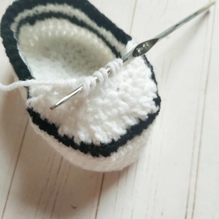 Вяжем обувь для игрушек "конверсы" крючком Вяжем обувь для игрушек "конверсы" крючком