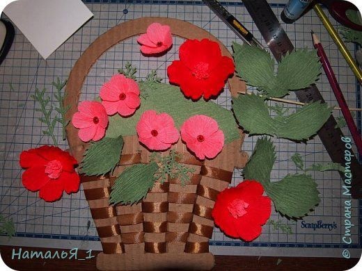 ​Плетеная корзинка с цветами красных тонов