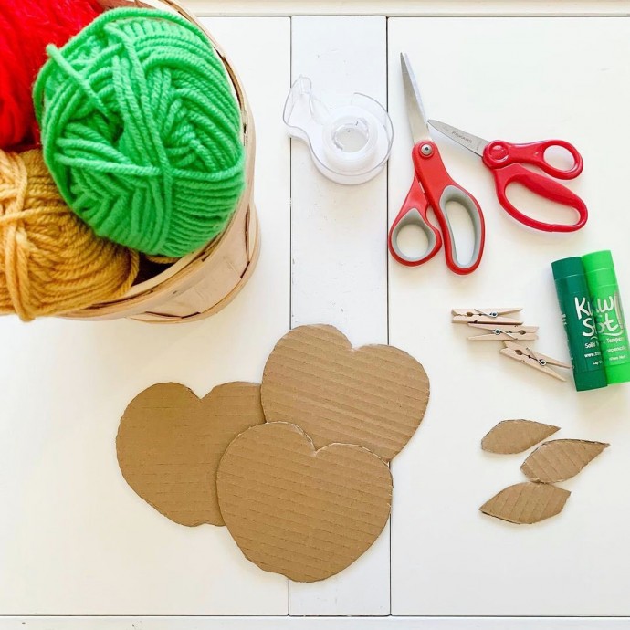 Забавные яблочки из картона и пряжи Забавные яблочки из картона и пряжи