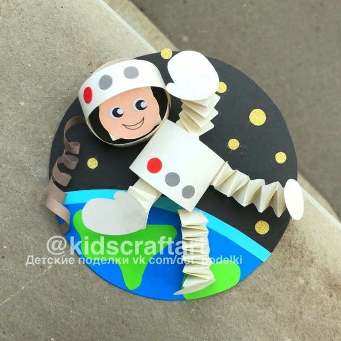 Космонавт в открытом космосе Космонавт в открытом космосе