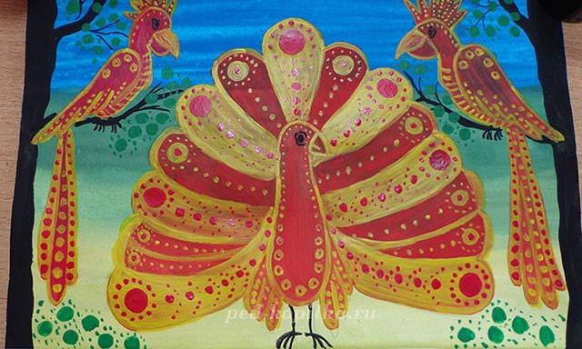 Попугаи и павлин