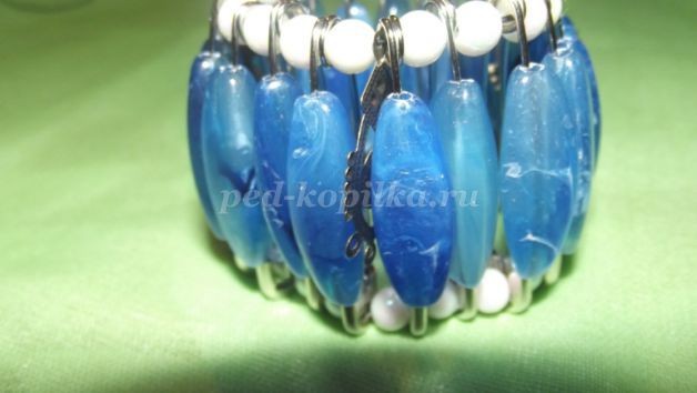 Браслет из булавок детскими руками Браслет из булавок детскими руками