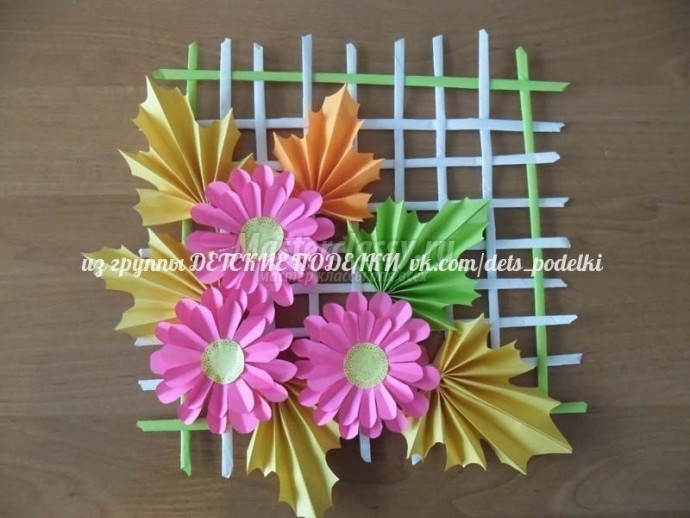 ​Цветочное панно на плетеной решетке