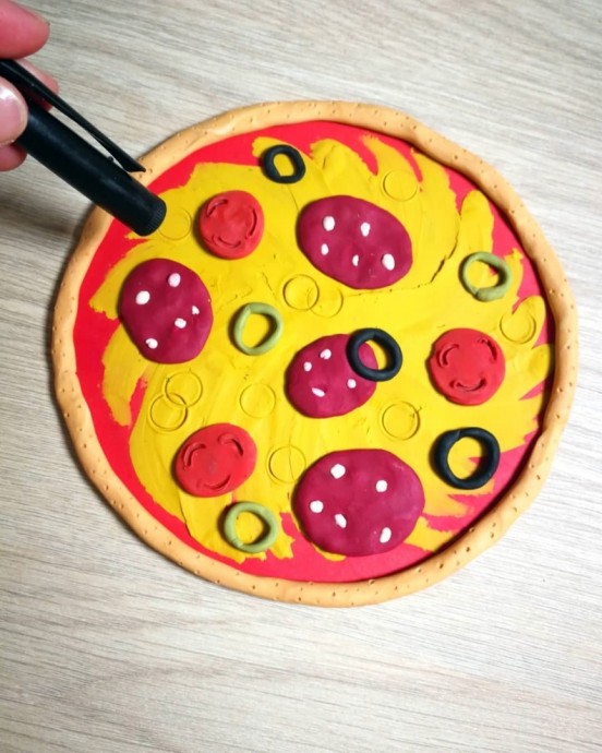 Пицца в технике пластилинографии