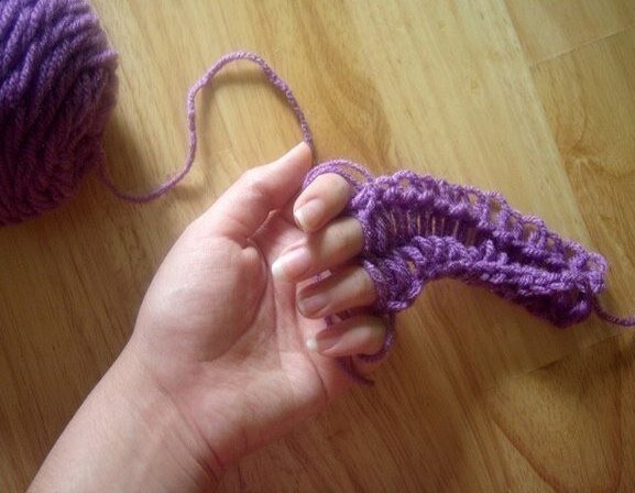 Вяжем на пальцах детский шарфик