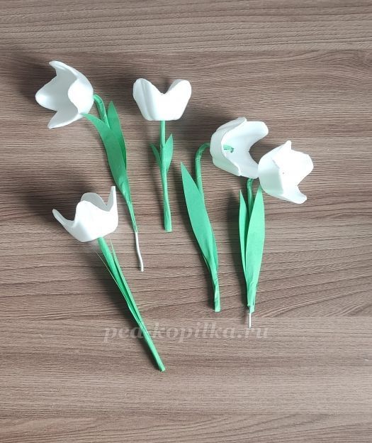 Подснежники из яичных лотков