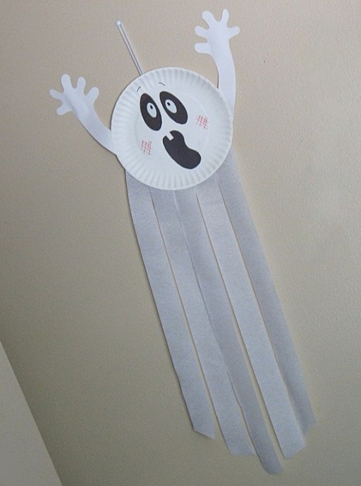 Забавное привидение из одноразовой картонной тарелки и бумажного полотенца Забавное привидение из одноразовой картонной тарелки и бумажного полотенца