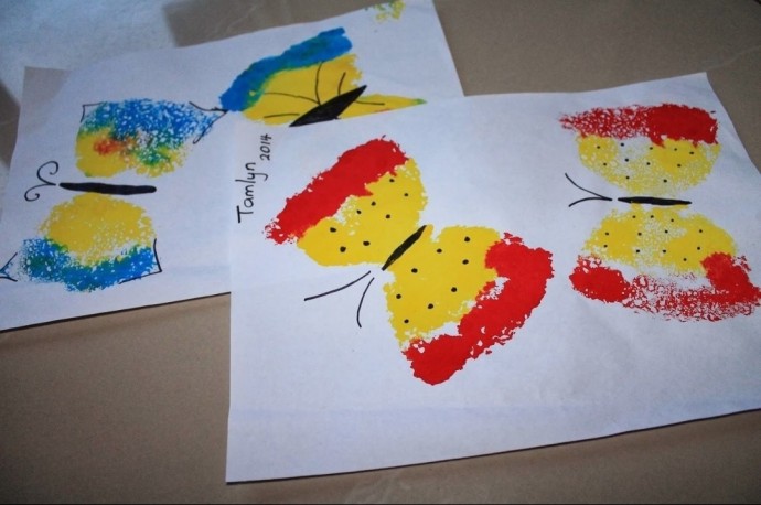 Рисуем с детьми разных бабочек губкой