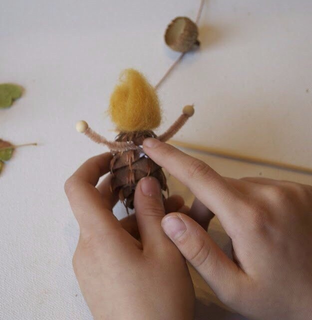 Лесная фея из шишки и желудей