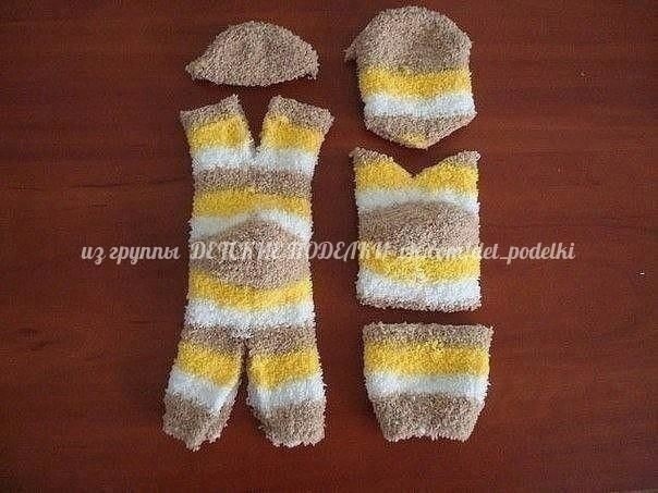 ​Полосатый котенок из носков