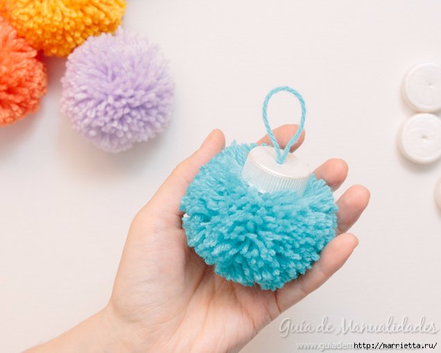 Елочные игрушки из помпонов своими руками Елочные игрушки из помпонов своими руками