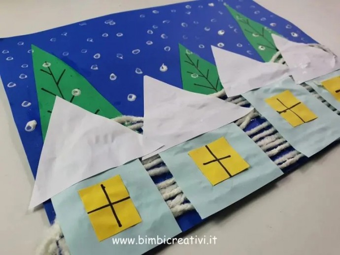 Зимние заснеженные домики возле леса