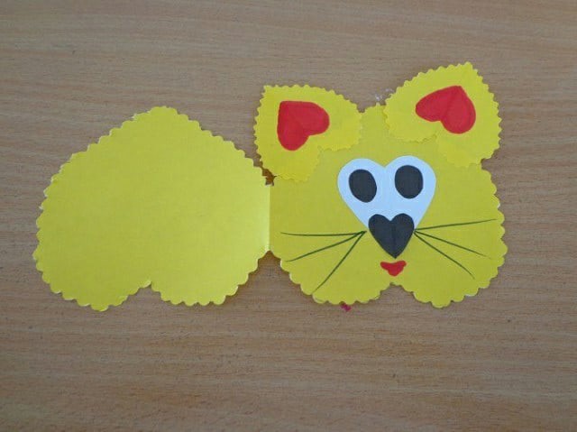 Котик из плотной бумаги на основе сердечек