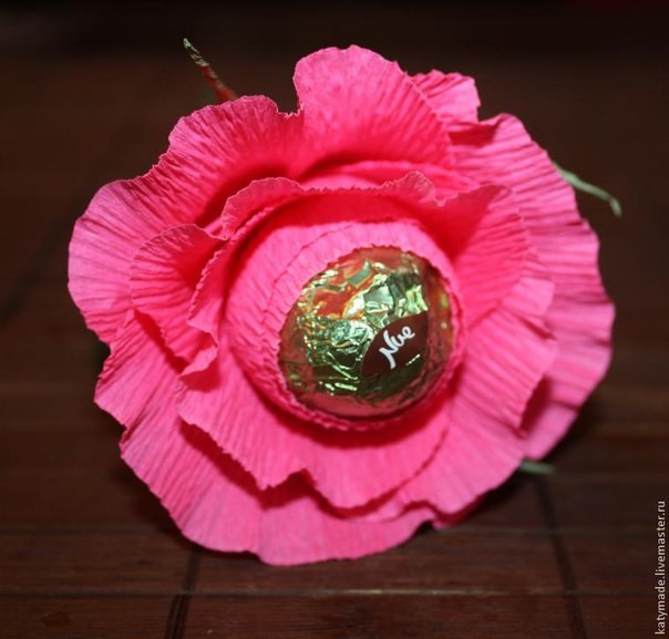 Розы из конфет и гофрированной бумаги
