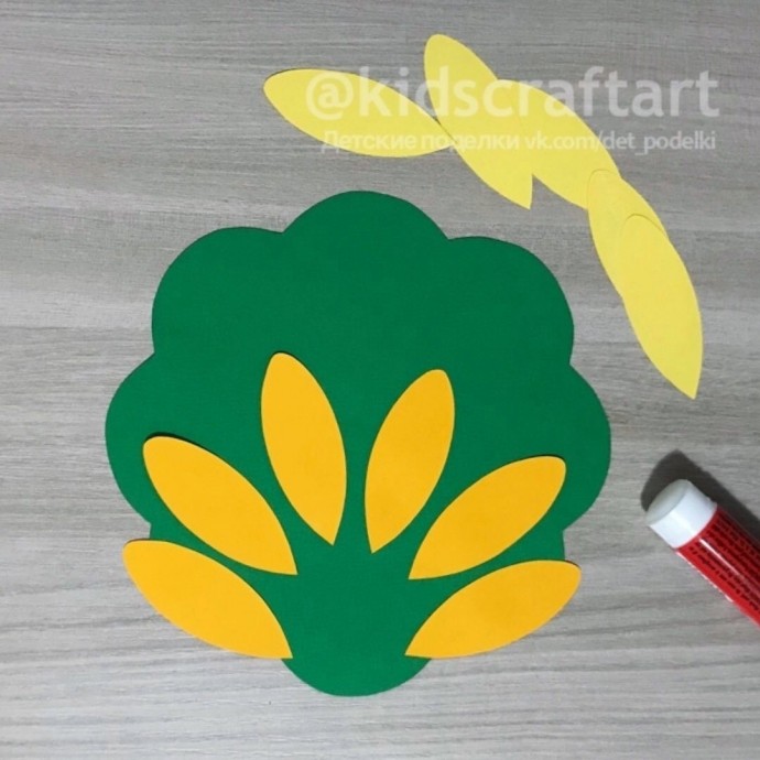 ​Божья коровка на цветке