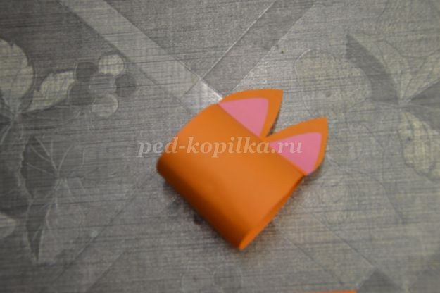 Лис из цветной бумаги на цветочной полянке Лис из цветной бумаги на цветочной полянке