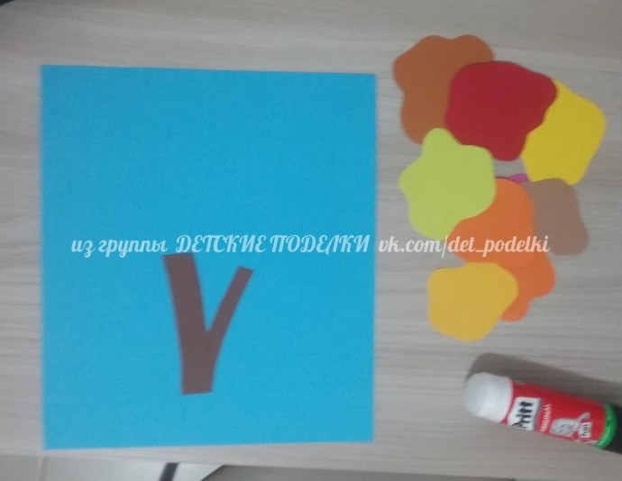 Листопад разноцветного дерева