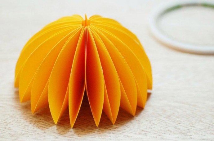 Яркий зонтик из бумаги Яркий зонтик из бумаги