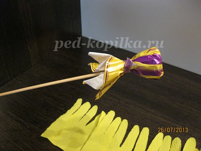 Букет из конфет детскими руками: мастер-класс, часть 1 Букет из конфет детскими руками: мастер-класс, часть 1