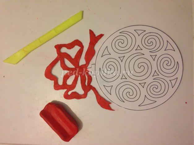 Новогодняя аппликация из пластилина "Новогодний шар"