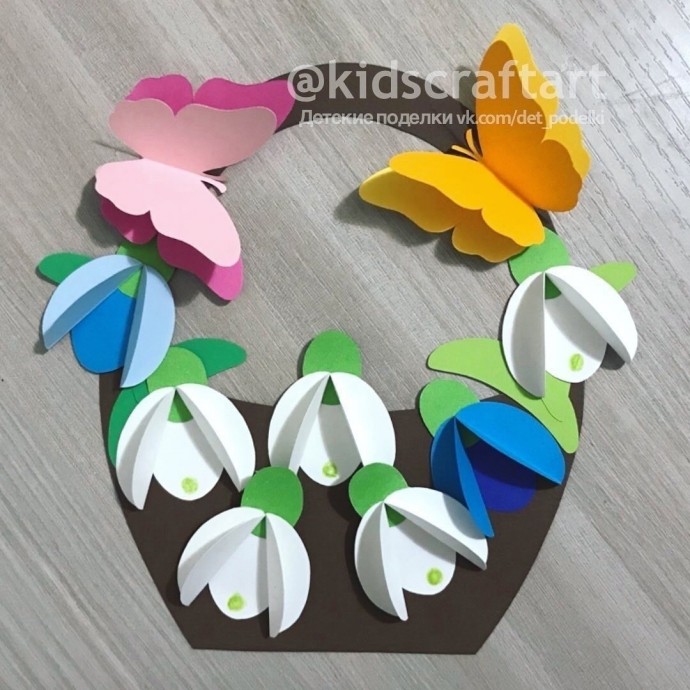 Подснежники в корзинке с бабочками