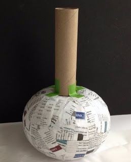 Ваза из воздушного шарика и картонной трубки в технике папье-маше