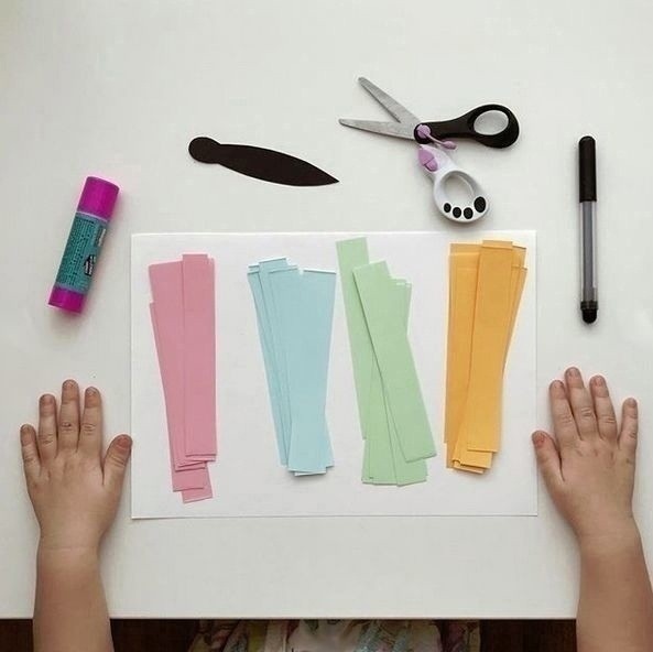 ​Бабочка из разноцветных полос бумаги