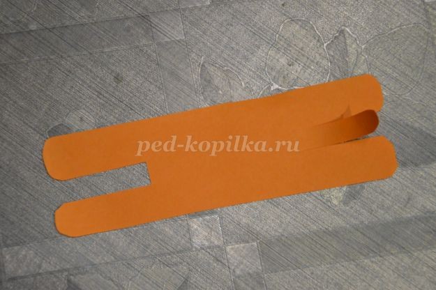 Лис из цветной бумаги на цветочной полянке Лис из цветной бумаги на цветочной полянке