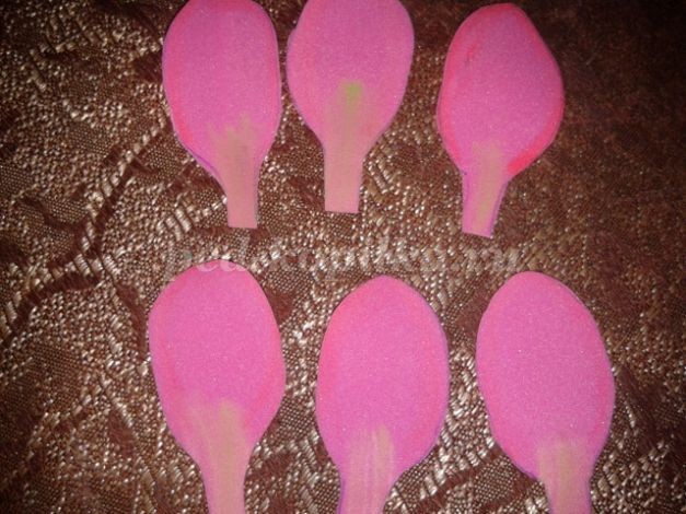 Крокусы из фоамирана детскими руками: часть 1