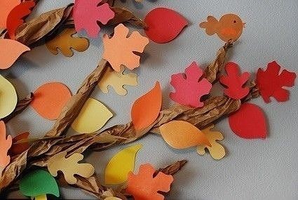 Осеннее дерево со стволом из мятой упаковочной бумаги Осеннее дерево со стволом из мятой упаковочной бумаги