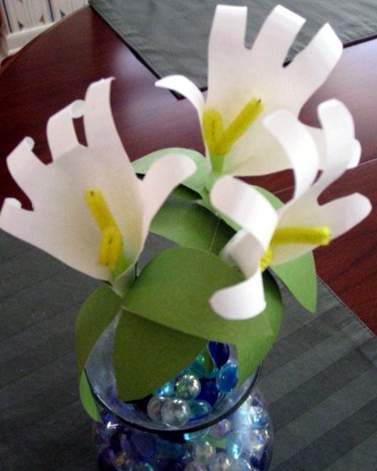 Обводим руку малышей и делаем букет из лилий