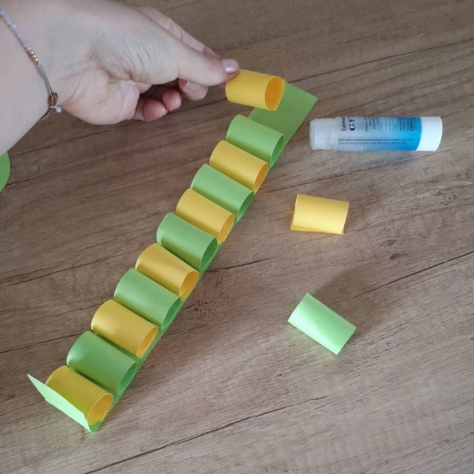 ​Поделки с детьми: гусеничка