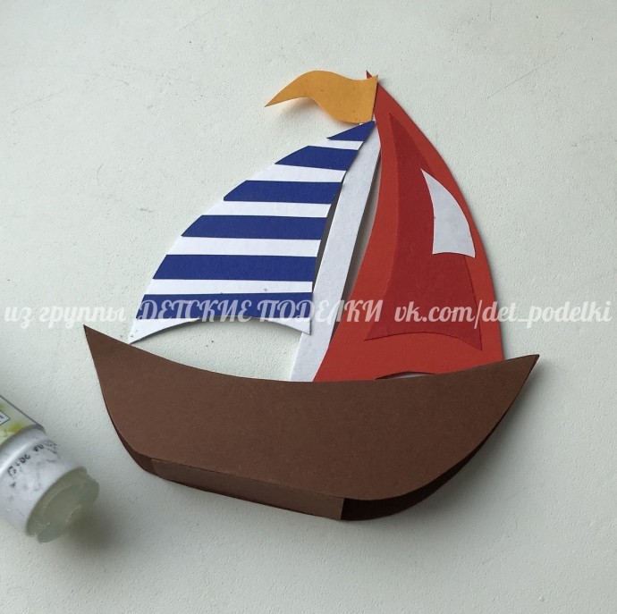 Кораблик на волнах