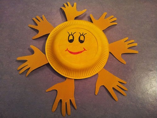 Солнышко из бумажной тарелки и лучиков-ладошек Солнышко из бумажной тарелки и лучиков-ладошек