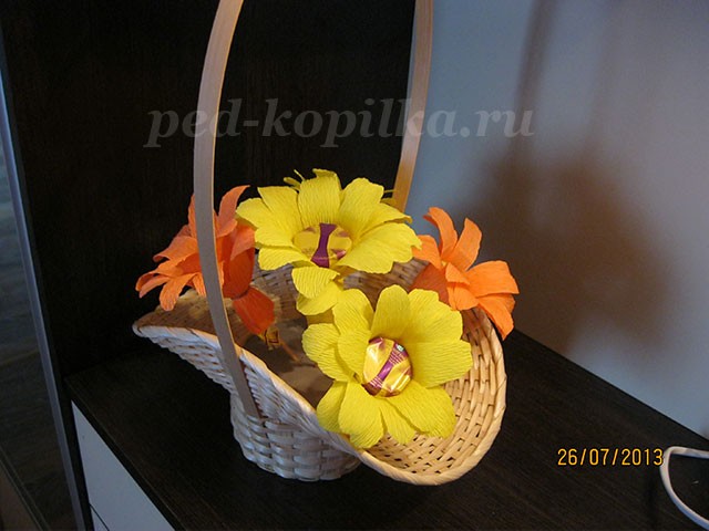 Букет из конфет детскими руками: мастер-класс, часть 2 Букет из конфет детскими руками: мастер-класс, часть 2