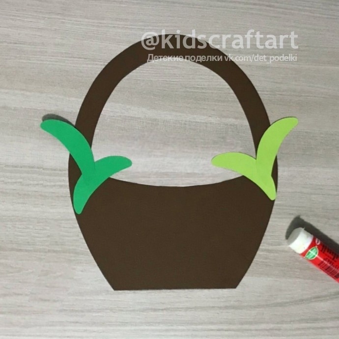 Подснежники в корзинке с бабочками